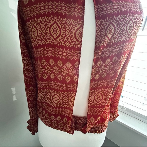 Umgee Red and Cream Patterned Blouse Size Medium, Open Back Slit , Cute - Picture 5 of 6